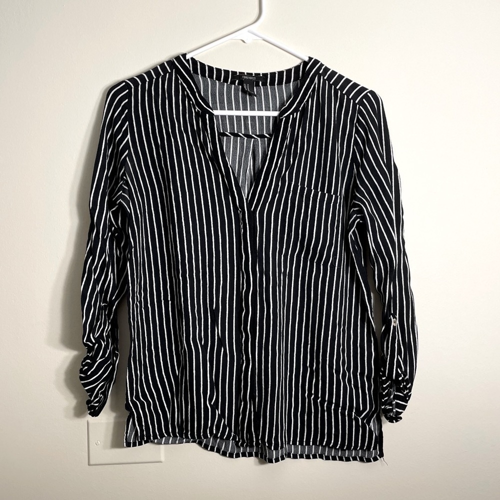 Forever 21 rayon black and white striped vneck button up business casual top